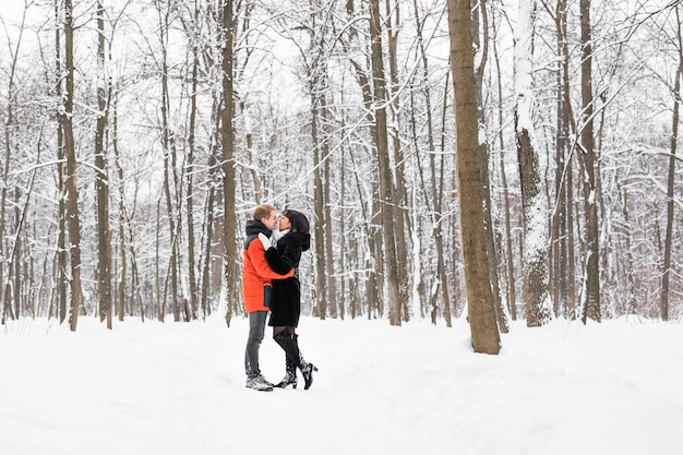 Persone, stagione, amore e concetto di svago - coppia felice all'aperto in inverno.