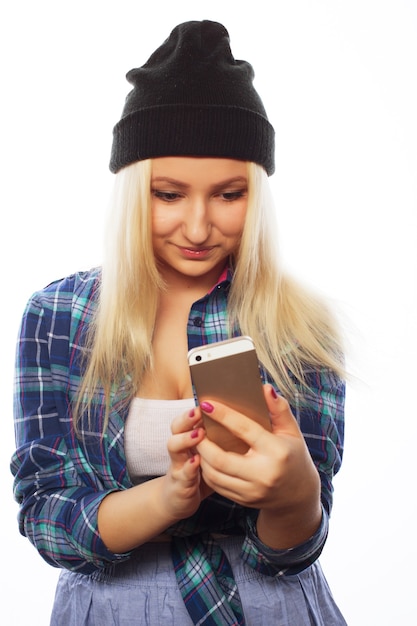 Persone, stile di vita e concetto di tecnologia: bella ragazza adolescente con smartphone - isolato su bianco