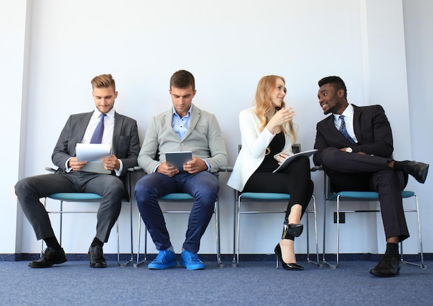 Persone stressanti in attesa di colloquio di lavoro