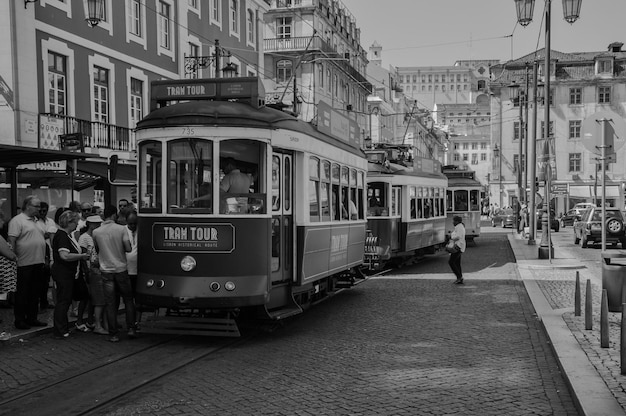 Persone sui binari della ferrovia in città contro il cielo