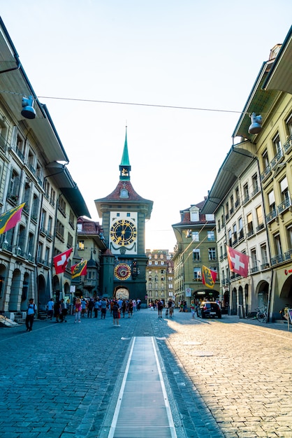 Persone sul viale dello shopping con la torre dell'orologio astronomico Zytglogge di Berna in Svizzera