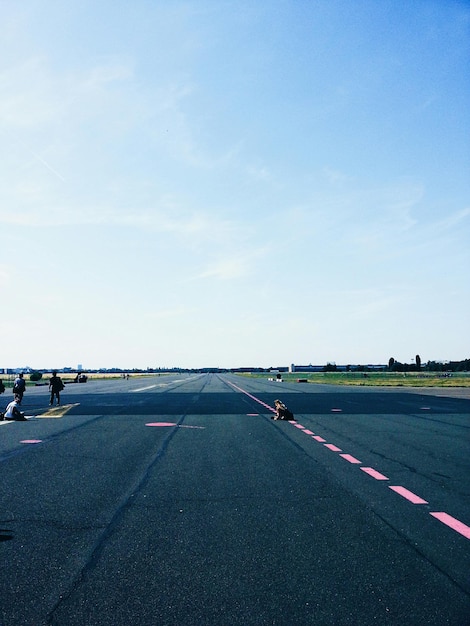Persone sulla pista dell'aeroporto di Berlino Tempelhof