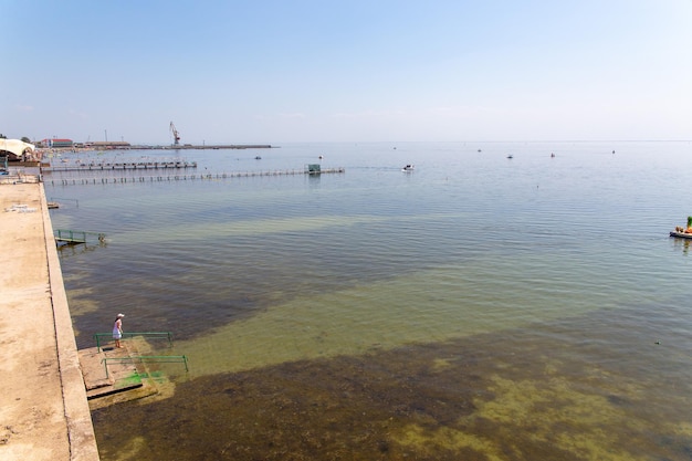 Persone sulla spiaggia nel Mar Nero prima della guerra