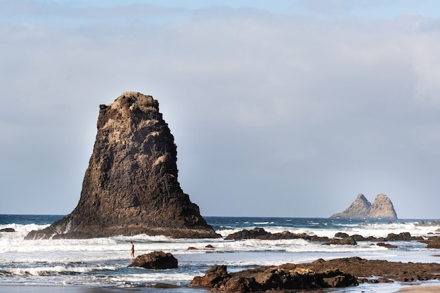 Persone sulla spiaggia sabbiosa di Benijo sull'isola di Tenerife.Spagna.