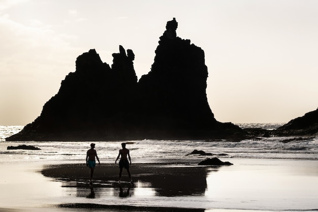 Persone sulla spiaggia sabbiosa di Benijo sull'isola di Tenerife.Spain