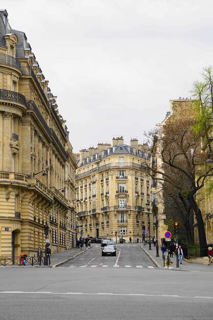 Persone sulla strada contro gli edifici in città