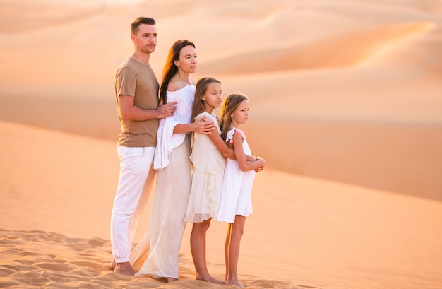 Persone tra le dune nel deserto di Rub al-Khali negli Emirati Arabi Uniti