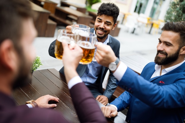 Persone, uomini per il tempo libero bevono amicizia e concetto di celebrazione