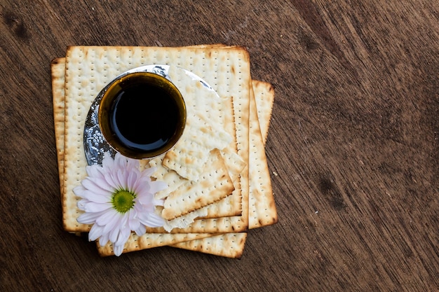 Pesach matzo pasqua con vino e pane azzimo pasquale ebraico