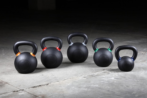 Pesanti kettlebell neri sono pronti per l'esercizio