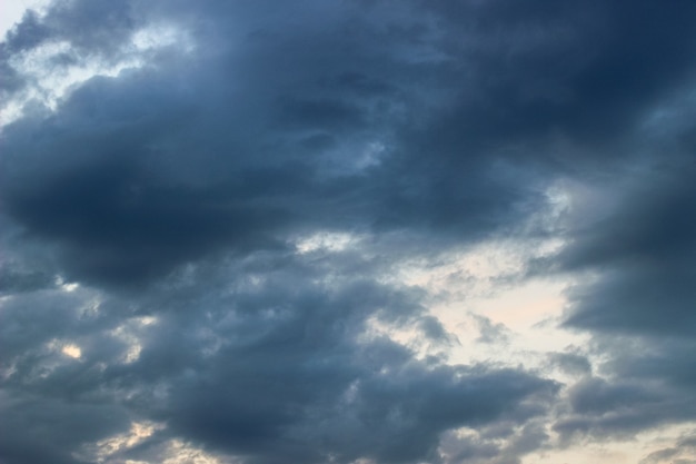 Pesanti nuvole grigie nel cielo