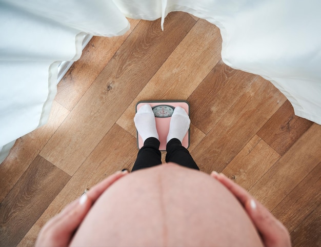 Pesatura domestica della donna incinta nel terzo trimestre di gravidanza