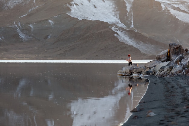 Pesca a mosca nel lago di montagna