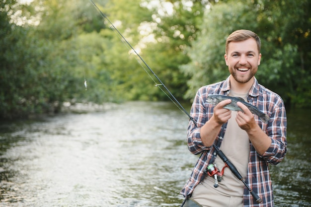 Pesca alla trota sul fiume di montagna