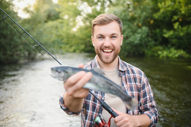 Pesca alla trota sul fiume di montagna