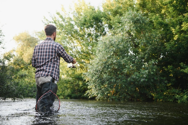 Pesca alla trota sul fiume di montagna