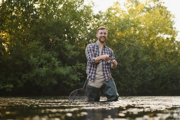 Pesca alla trota sul fiume di montagna