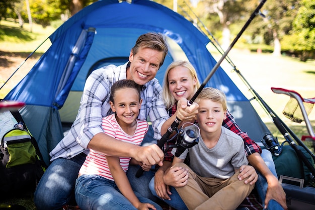 Pesca in famiglia fuori dalla tenda