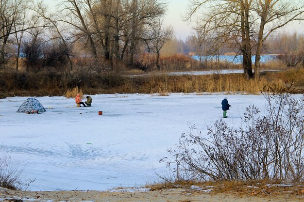 Pesca invernale sul lago ghiacciato