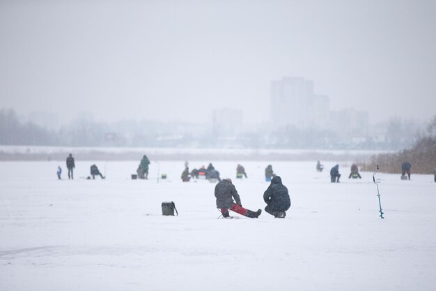 Pesca invernale sul lago