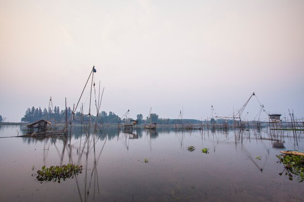 Pesca lusinghiero, Tuek Sadung in thailandia, all'alba