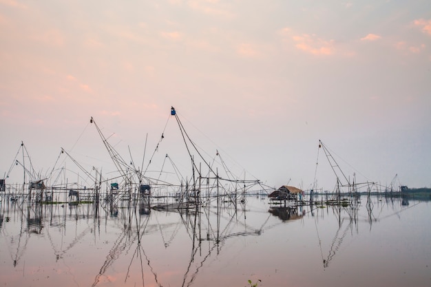 Pesca lusinghiero, Tuek Sadung in thailandia, all'alba