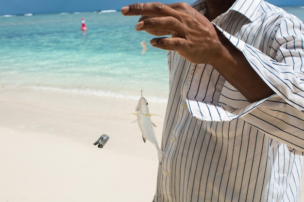 Pesca nell'oceano dalla spiaggia