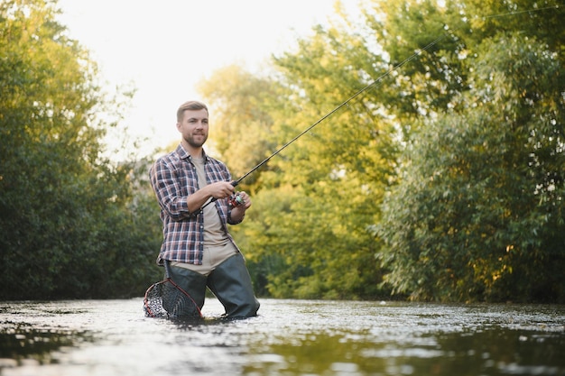 Pesca Pescatore e trota Pescatore sul fiume selvaggio