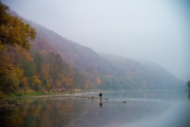 Pesca sul fiume d'autunno nell'acqua