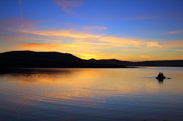 Pesca sul lago mattutino