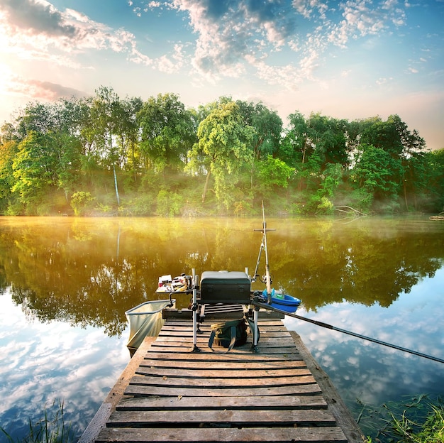 Pescando su un fiume calmo al mattino