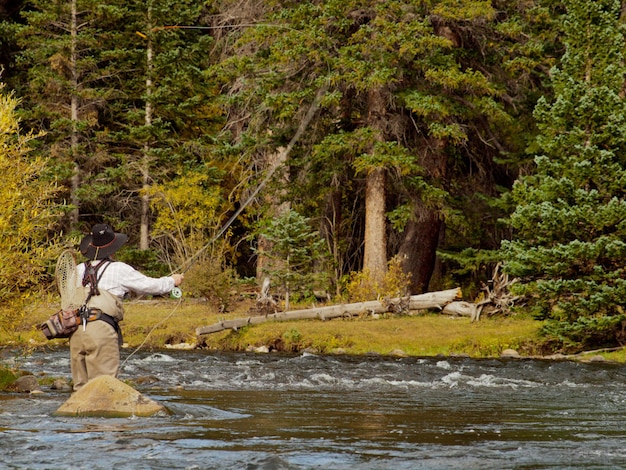 Pescatore a mosca a Taylor River, Colorado.