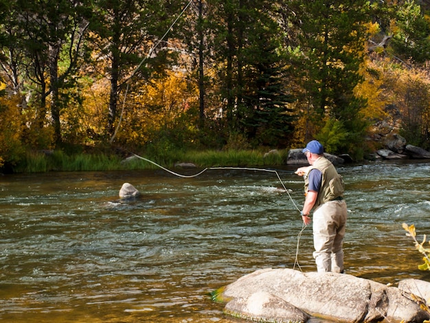 Pescatore a mosca a Taylor River, Colorado.