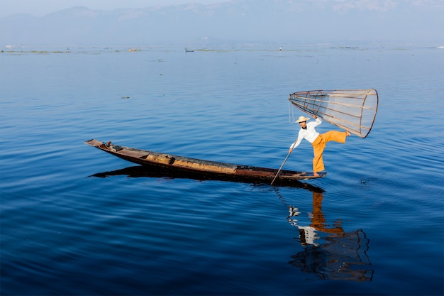 Pescatore birmano nel lago Inle, Myanmar