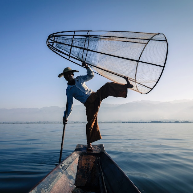 Pescatore birmano tradizionale nel lago Myanmar Inle