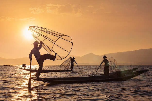 Pescatore birmano tradizionale nel lago Myanmar Inle