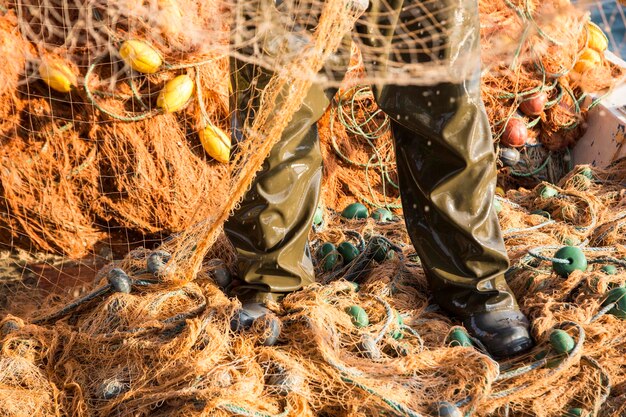 Pescatore che cattura il pesce nella rete da pesca