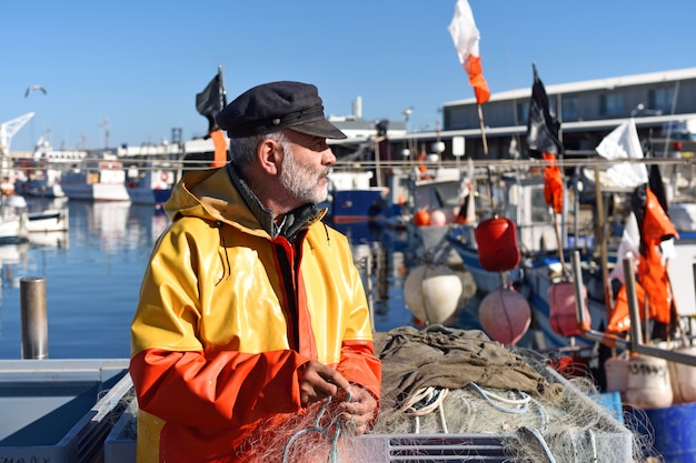 Pescatore che lavora nel mare