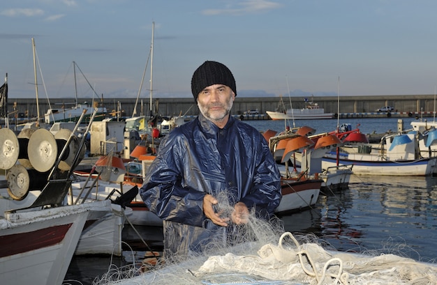 Pescatore che lavora nel porto di pesca