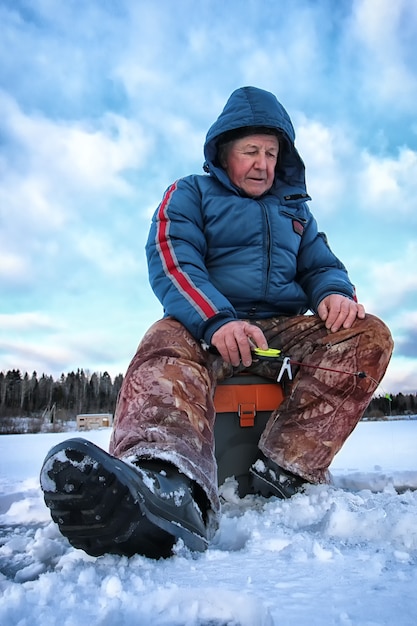 Pescatore d'inverno sul lago