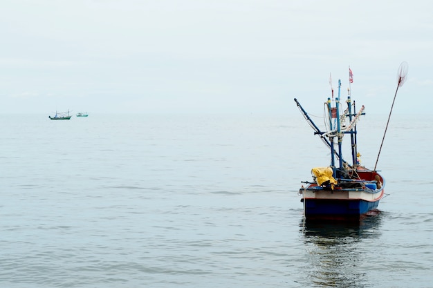 Pescatore in piccola barca nel mare