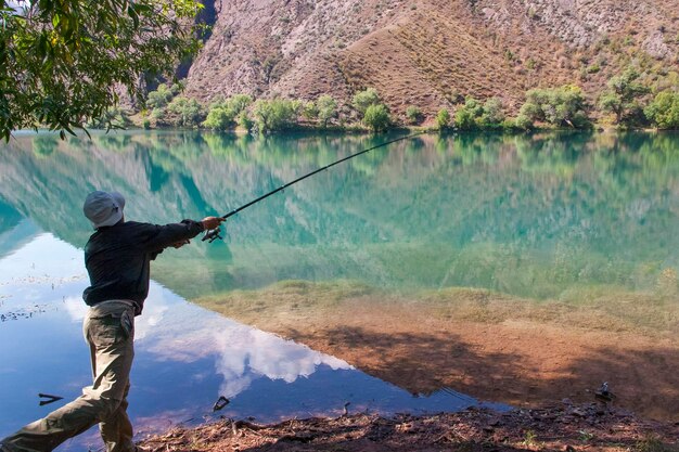 Pescatore su un lago di montagna