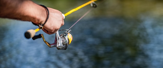 Pescatore sulla riva del fiume Un pescatore cattura un pesce Pescatore in mano