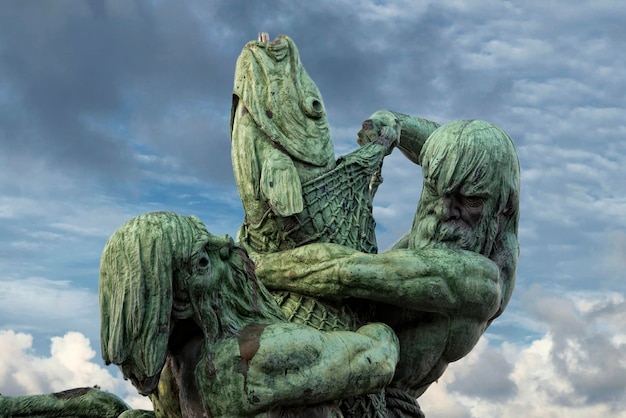 pescatore titani sagoma statua in rame ad amburgo