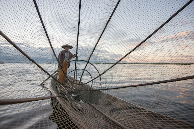 Pescatori di Intha che lavorano di mattina sul lago Inle nel Myanmar