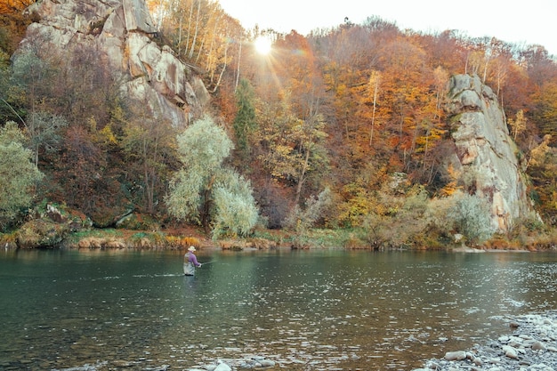 pescatori in autunno fiume di montagna copia spazio