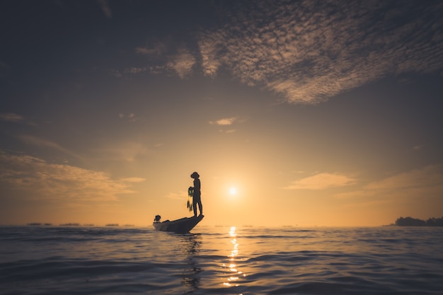 pescatori la mattina presto a pescare