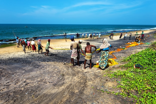 Pescatori sulla costa oceanica dello Sri Lanka