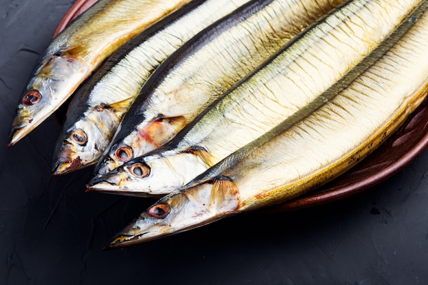 Pesce affumicato a caldo sul piatto