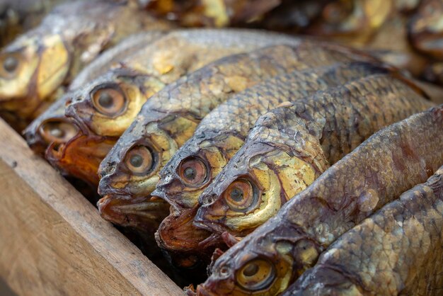 Pesce affumicato da vendere nel mercato del cibo di strada Primo piano dell'Ucraina